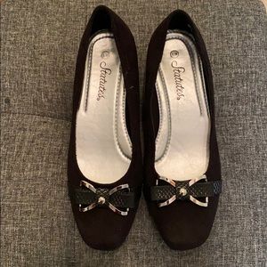 EUC Statutes flats - size 8.5M
